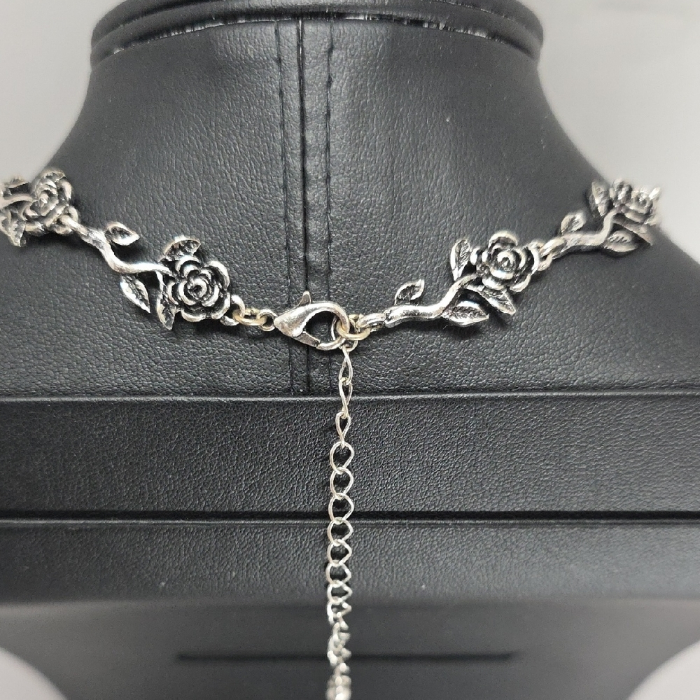 Chic Silver Rose Choker Necklace - Picture 2 of 8
